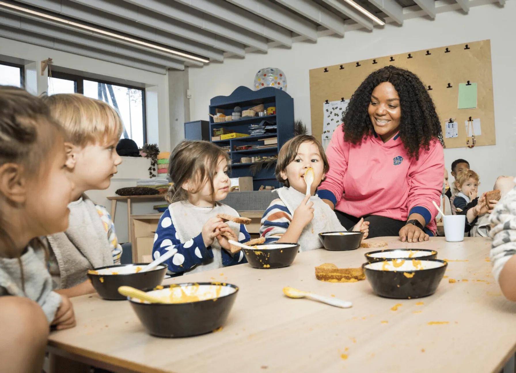 Kinderen genieten van een Spoony maaltijd